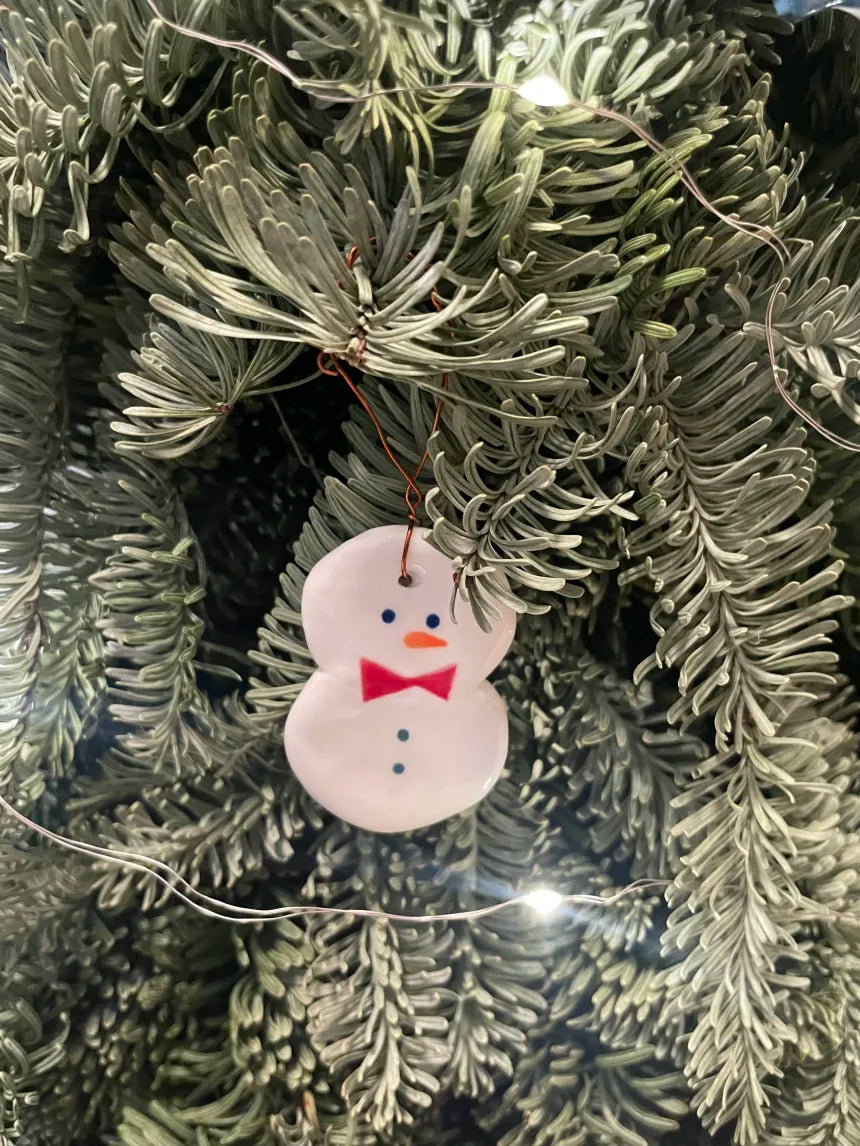 掛在聖誕樹上的陶瓷雪人裝飾